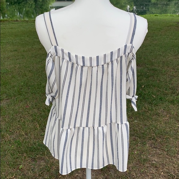 🔥NWOT Charming Charlie’s Cold Shoulder Top Size M - Picture 5 of 8